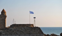 Rodos Port - Steagul Greciei in lumina diminetii
